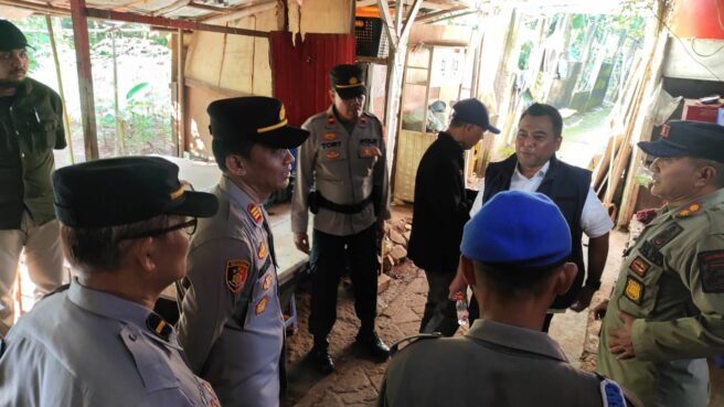Ratusan personel diterjunkan dalam pembongkaran bangunan liar di Kecamatan Setu, Kota Tangsel, Kamis (10/7). Foto: Andre Pradana/Tangselife