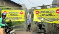 Gerbang menuju SMPN 17 dan SMAN 6 Tangsel masih ditutup oleh warga, Senin (14/7). Foto: Andre Pradana/Tangselife