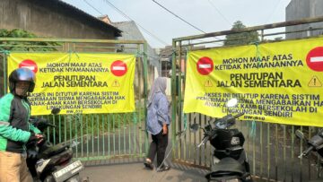 Gerbang menuju SMPN 17 dan SMAN 6 Tangsel masih ditutup oleh warga, Senin (14/7). Foto: Andre Pradana/Tangselife
