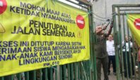 Petugas gabungan saat membongkar akses penutup menuju SMPN 17 dan SMAN 6 Tangsel, Senin (14/7). Foto: Andre Pradana/Tangselife