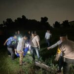 Pihak Kepolisian saat mengevakuasi mayat pria yang ditemukan di Pondok Aren, Tangsel, Selasa malam (15/7). Foto: Andre Pradana/Tangselife