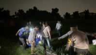 Pihak Kepolisian saat mengevakuasi mayat pria yang ditemukan di Pondok Aren, Tangsel, Selasa malam (15/7). Foto: Andre Pradana/Tangselife
