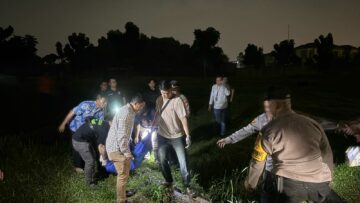 Pihak Kepolisian saat mengevakuasi mayat pria yang ditemukan di Pondok Aren, Tangsel, Selasa malam (15/7). Foto: Andre Pradana/Tangselife