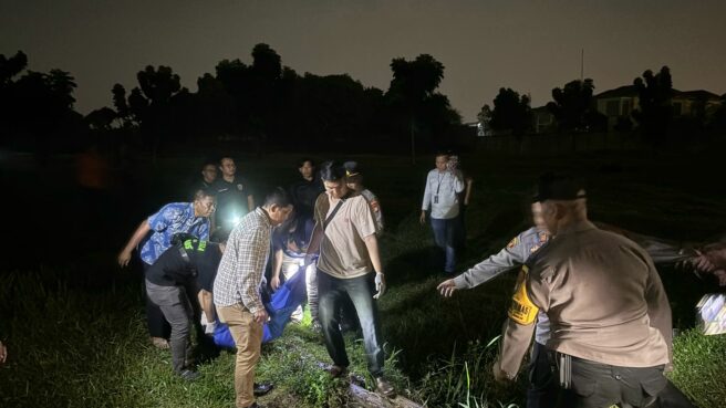 Pihak Kepolisian saat mengevakuasi mayat pria yang ditemukan di Pondok Aren, Tangsel, Selasa malam (15/7). Foto: Andre Pradana/Tangselife