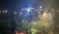 Pihak Kepolisian saat melakukan olah TKP penemuan mayat wanita membusuk di Cisauk, Kabupaten Tangerang, pada Rabu malam (16/7). Foto: Polsek Cisauk
