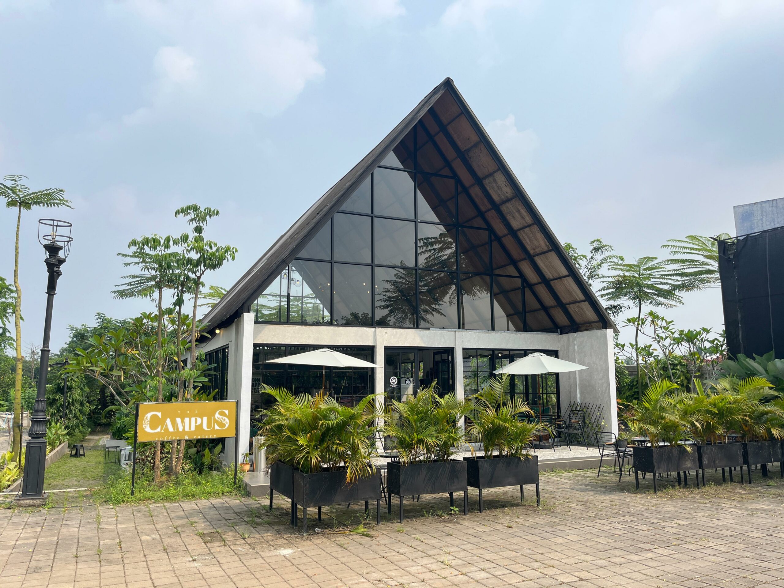 The Campus Coffee, Tempat Nongkrong Estetik dan Hidden Gem Ala Leuit Banten di Tangerang yang Buka Sampai Tengah Malam! 2 The Campus Coffee
