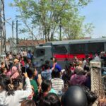 Kedatangan para tersangka kasus pembunuhan wanita terborgol di Cisauk, Kabupaten Tangerang, Selasa (22/7). Foto: Andre Pradana/Tangselife