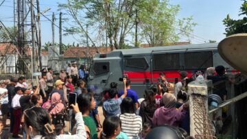 Kedatangan para tersangka kasus pembunuhan wanita terborgol di Cisauk, Kabupaten Tangerang, Selasa (22/7). Foto: Andre Pradana/Tangselife