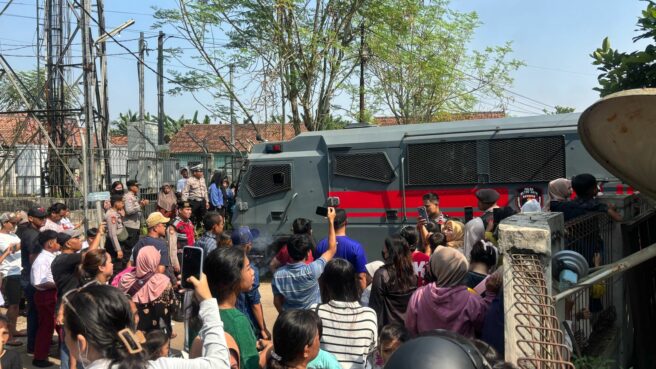 Kedatangan para tersangka kasus pembunuhan wanita terborgol di Cisauk, Kabupaten Tangerang, Selasa (22/7). Foto: Andre Pradana/Tangselife