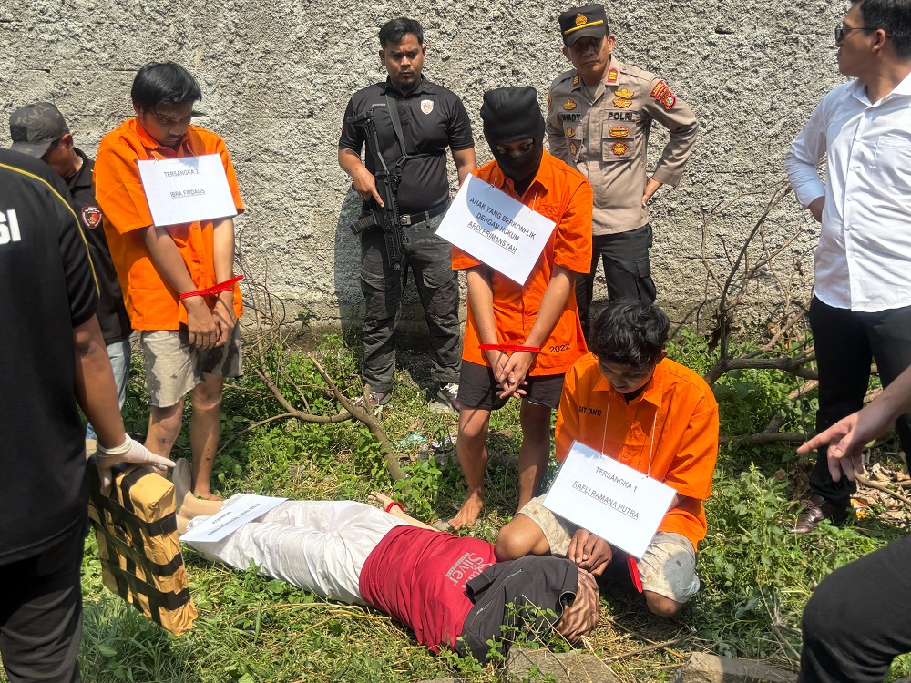 Amarah Warga Pecah, Pelaku Pembunuhan Wanita Terborgol di Cisauk Dilempari Botol Saat Rekonstruksi 2 Rekonstruksi pembunuhan wanita terborgol di Cisauk