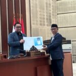 Ketua Pansus DPRD Tangsel, Amar, saat menyerahkan laporan hasil kerja kepada pimpinan DPRD Tangsel, Rabu (23/7). Foto: Andre Pradana/Tangselife