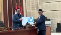Ketua Pansus DPRD Tangsel, Amar, saat menyerahkan laporan hasil kerja kepada pimpinan DPRD Tangsel, Rabu (23/7). Foto: Andre Pradana/Tangselife