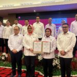 Airin Rachmi Diany bersama pengurus lainnya saat dilantik menjadi pengurus PMI Tangsel. Foto: Andre Pradana/Tangselife