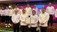 Airin Rachmi Diany bersama pengurus lainnya saat dilantik menjadi pengurus PMI Tangsel. Foto: Andre Pradana/Tangselife