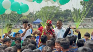 Ketua Askot PSSI Tangsel, Erlangga Yudha Nugraha, saat meresmikan Liga Askot PSSSI Tangsel 2025. Foto: ist