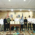 Proses penandatanganan Perjanjian Kerjasama (PKS) antara Pemkot Tangsel dan Pemkab Pandeglang, Jumat (25/7). Foto: Andre Pradana/Tangselife