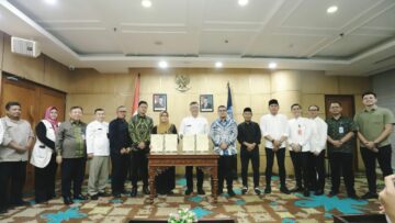 Proses penandatanganan Perjanjian Kerjasama (PKS) antara Pemkot Tangsel dan Pemkab Pandeglang, Jumat (25/7). Foto: Andre Pradana/Tangselife