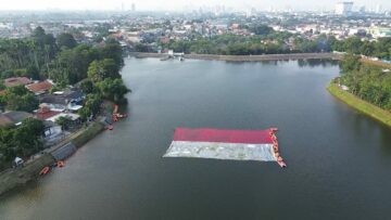 pembentangan bendera merah putih raksasa di situ gintung