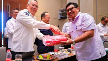 Pemkot Tangsel bagikan bendera gratis