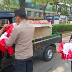 polsek cisauk bagikan bendera merah putih