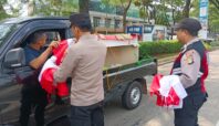 polsek cisauk bagikan bendera merah putih