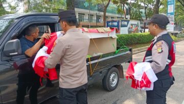 polsek cisauk bagikan bendera merah putih