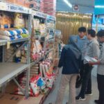 Satgas Pangan Tangsel saat sidak beras oplosan ke sejumlah ritel dan pasar rakyat tradisional. Foto: ist
