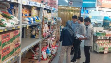 Satgas Pangan Tangsel saat sidak beras oplosan ke sejumlah ritel dan pasar rakyat tradisional. Foto: ist