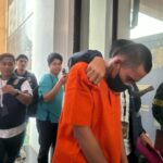 AAY (26) orang tua yang menyiksa anak kandungnya MA (4) hingga tewas di Ciputat, Tangsel. Foto: Andre Pradana/Tangselife