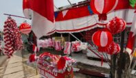 Salah satu lapak penjualan bendera merah putih di wilayah Ciputat, Kota Tangsel. Foto: Andre Pradana/Tangselife