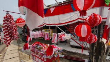 Salah satu lapak penjualan bendera merah putih di wilayah Ciputat, Kota Tangsel. Foto: Andre Pradana/Tangselife
