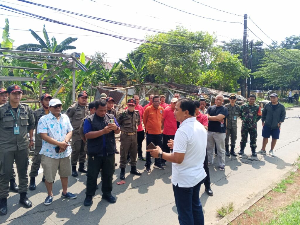 Satpol PP Tertibkan Pedagang di Gerbang Perumahan Vila Pamulang Mas, Warga Sambut Positif 2 Penertiban pedagang di gerbang Perumahan Vila Pamulang Mas