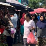 Suasana pedagang yang berjualan di sepanjang bahu jalan depan Pasar Serpong, Kota Tangsel. Foto: Tangselife