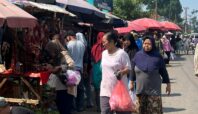Suasana pedagang yang berjualan di sepanjang bahu jalan depan Pasar Serpong, Kota Tangsel. Foto: Tangselife