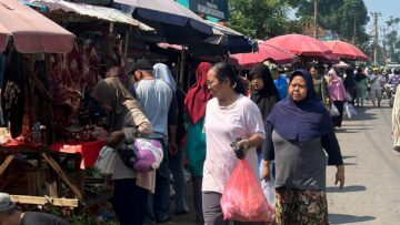 Suasana pedagang yang berjualan di sepanjang bahu jalan depan Pasar Serpong, Kota Tangsel. Foto: Tangselife