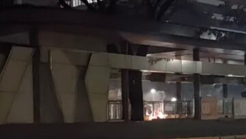 Medis asal tangsel pergoki yang membakar Halte TransJakarta Senen