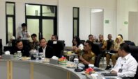 Gubernur Banten Andra Soni bersama Kepala Daerah Tangerang Raya gelar pertemuan dengan Dirut MRT di Gedung BLKI yang berada di Kecamatan Serpong Utara, Tangsel. Foto: Andre Pradana/Tangselife