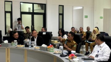 Gubernur Banten Andra Soni bersama Kepala Daerah Tangerang Raya gelar pertemuan dengan Dirut MRT di Gedung BLKI yang berada di Kecamatan Serpong Utara, Tangsel. Foto: Andre Pradana/Tangselife