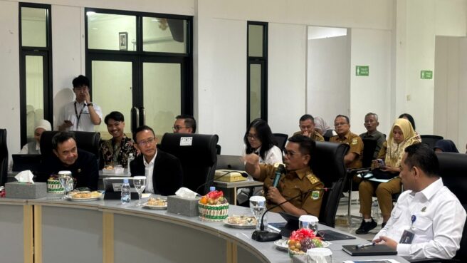 Gubernur Banten Andra Soni bersama Kepala Daerah Tangerang Raya gelar pertemuan dengan Dirut MRT di Gedung BLKI yang berada di Kecamatan Serpong Utara, Tangsel. Foto: Andre Pradana/Tangselife