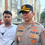 Kapolres Tangsel, AKBP Victor Daniel Henry Inkiriwang, saat memaparkan penangkapan pelaku panjarahan di rumah Sri Mulyani. Foto: Andre Pradana/Tangselife