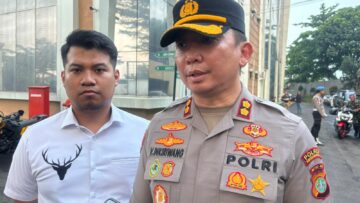 Kapolres Tangsel, AKBP Victor Daniel Henry Inkiriwang, saat memaparkan penangkapan pelaku panjarahan di rumah Sri Mulyani. Foto: Andre Pradana/Tangselife