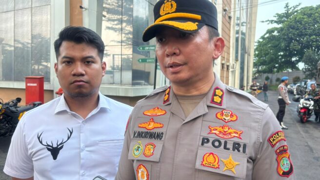 Kapolres Tangsel, AKBP Victor Daniel Henry Inkiriwang, saat memaparkan penangkapan pelaku panjarahan di rumah Sri Mulyani. Foto: Andre Pradana/Tangselife