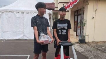 Dua pemuda yang diduga terlibat dalam aksi penjarahan di rumah Menteri Keuangan Sri Mulyani. Foto: ist