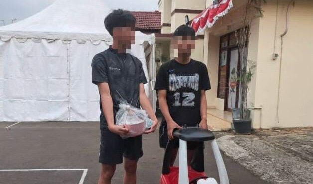 Dua pemuda yang diduga terlibat dalam aksi penjarahan di rumah Menteri Keuangan Sri Mulyani. Foto: ist