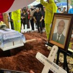 Proses pemakaman almarhum Zetro Leonardo Purba di TPU Sari Mulya, Kamis (11/9). Foto: Andre Pradana/Tangselife