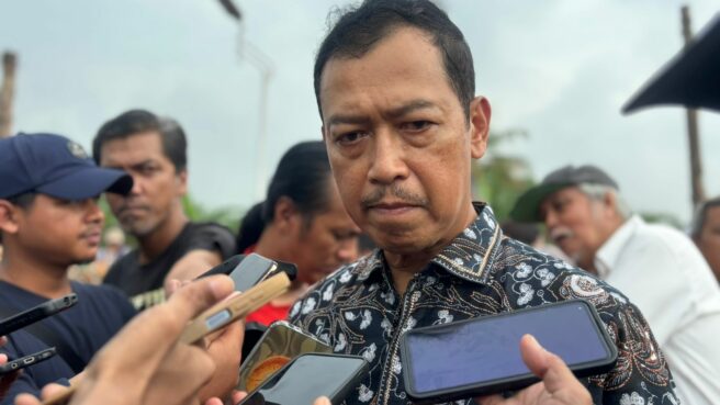 Plt Sekjen Kemenlu Republik Indonesia, Heru Hartanto Subolo, saat menghadiri pemakaman Zetro Leonardo Purba di TPU Sari Mulya, Kamis (11/9). Foto: Andre Pradana/Tangselife