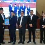 Ketua DPRD Tangsel, Abdul Rasyid, menyerahkan draf Raperda Pesantren kepada Walikota Benyamin Davnie.