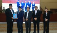 Ketua DPRD Tangsel, Abdul Rasyid, menyerahkan draf Raperda Pesantren kepada Walikota Benyamin Davnie.
