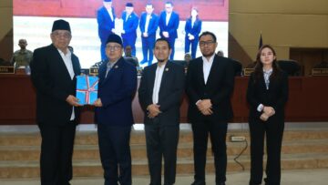 Ketua DPRD Tangsel, Abdul Rasyid, menyerahkan draf Raperda Pesantren kepada Walikota Benyamin Davnie.