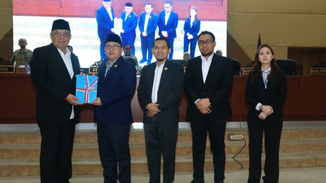 Ketua DPRD Tangsel, Abdul Rasyid, menyerahkan draf Raperda Pesantren kepada Walikota Benyamin Davnie.